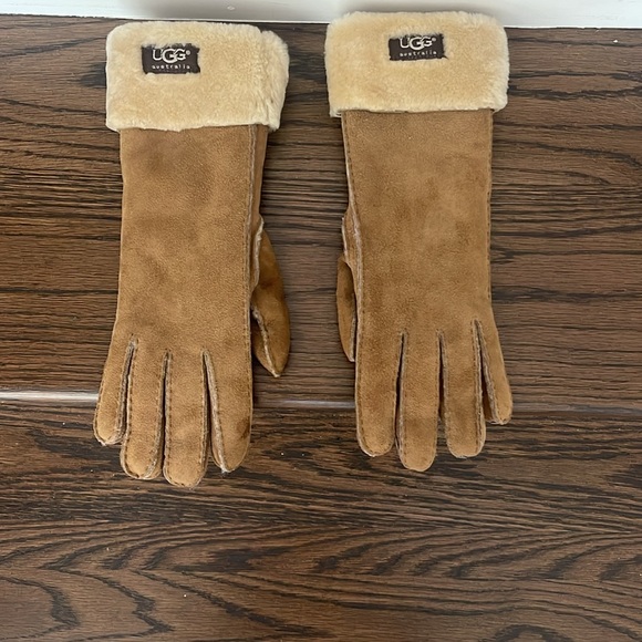 Ugg brand suede and faux fur gloves - Picture 3 of 6